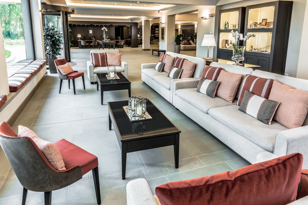 arredamento hotel a castelfalfi particolare reception con tavolini da fumo