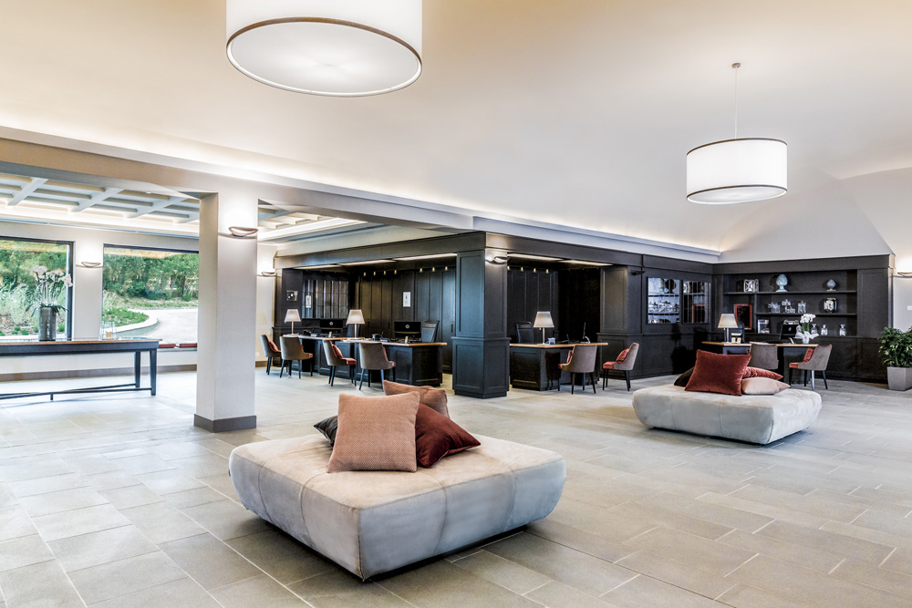 arredamento per hotel toscana castelfalfi resort esempio di lobby e reception con boiserie