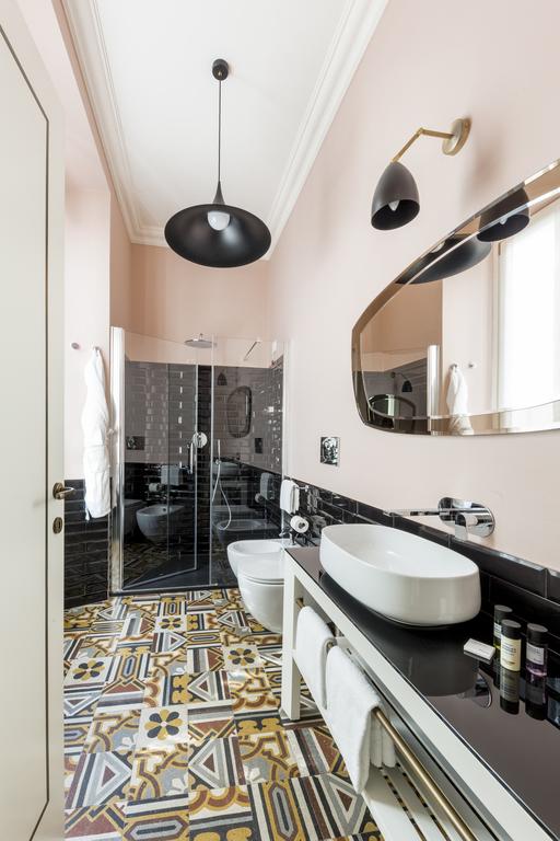 arredamento parisii luxury relais roma particolare costruzione mboile bagno con vetro verniciato