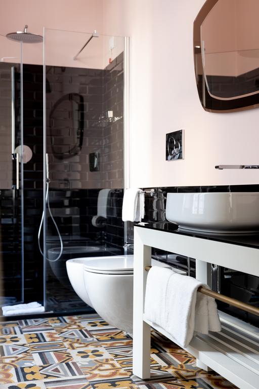 arredamento parisii luxury relais roma particolare costruzione mobile bagno laccato