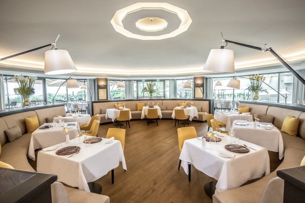 arredamento ristorante in hotel castelfalfi esempio di sala da pranzo