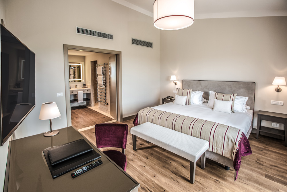 arredo hotel toscana castelfalfi resort particolare scrivania e comodini